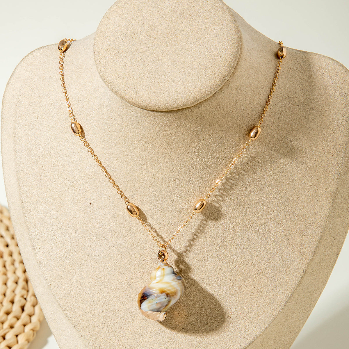 Wholesale Bohemian style gold-rimmed summer ocean conch shell necklace